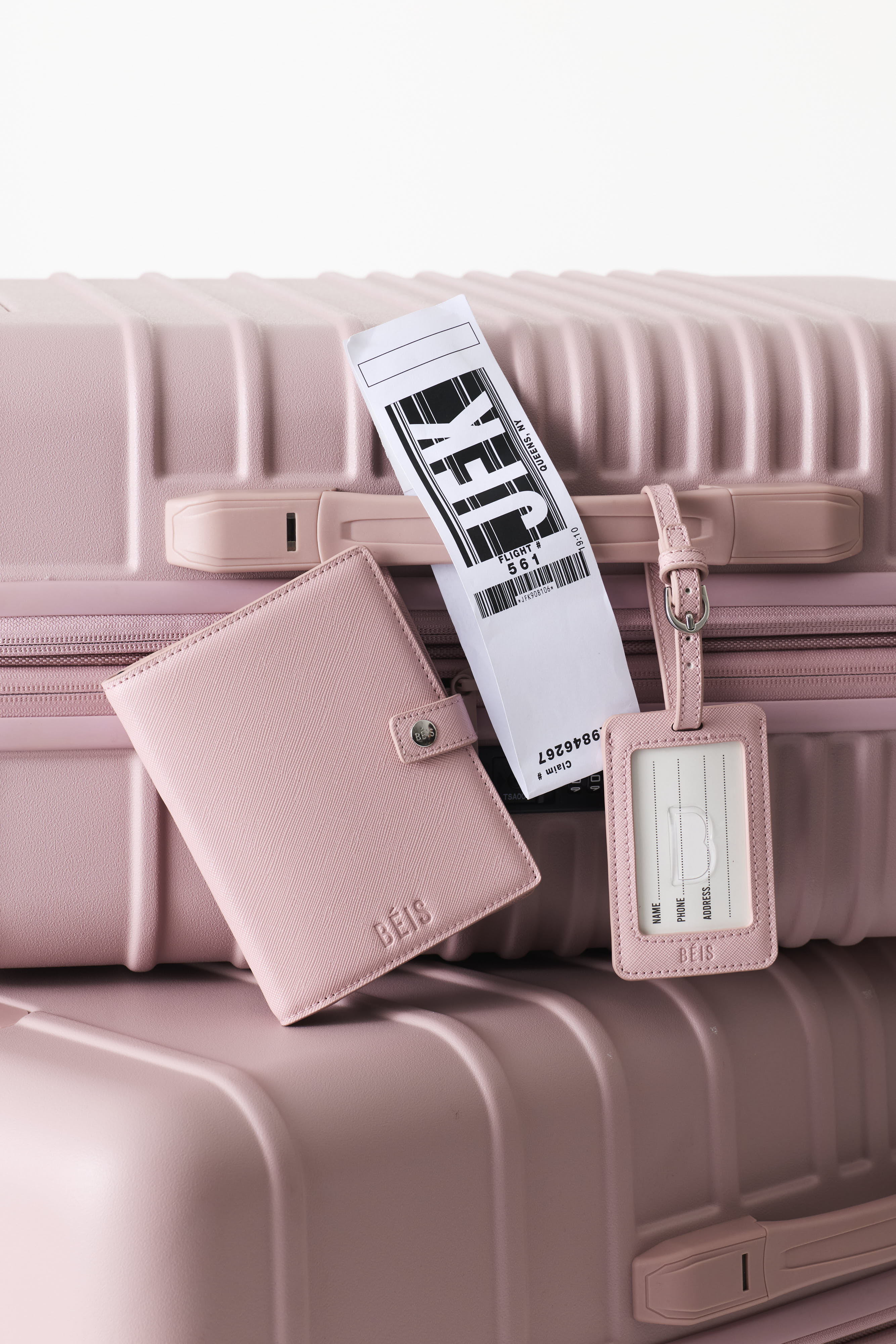 BÉIS 'The Passport Luggage Tag Set' in Pink - Passport Holder