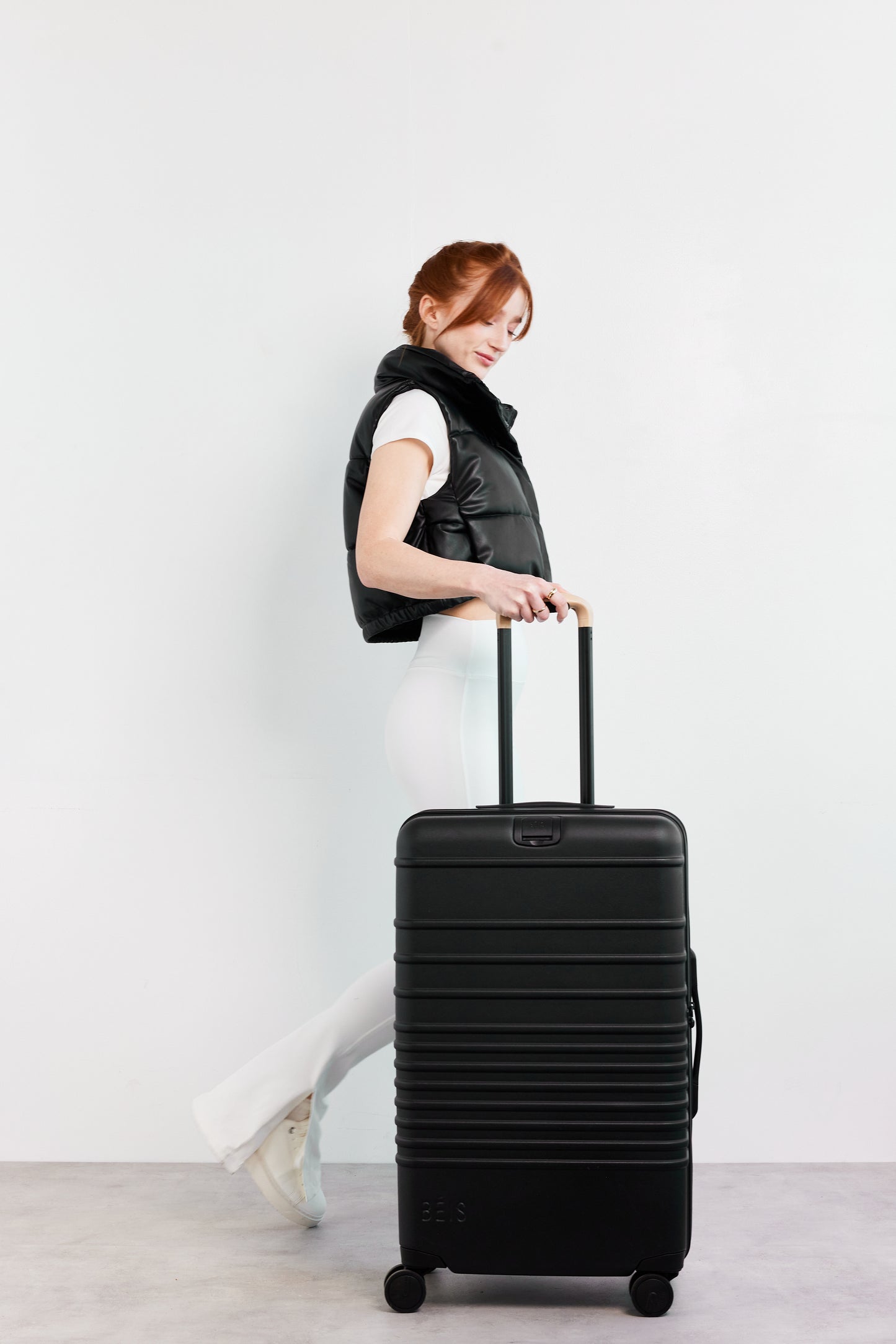 The Medium Check-In Roller in Black