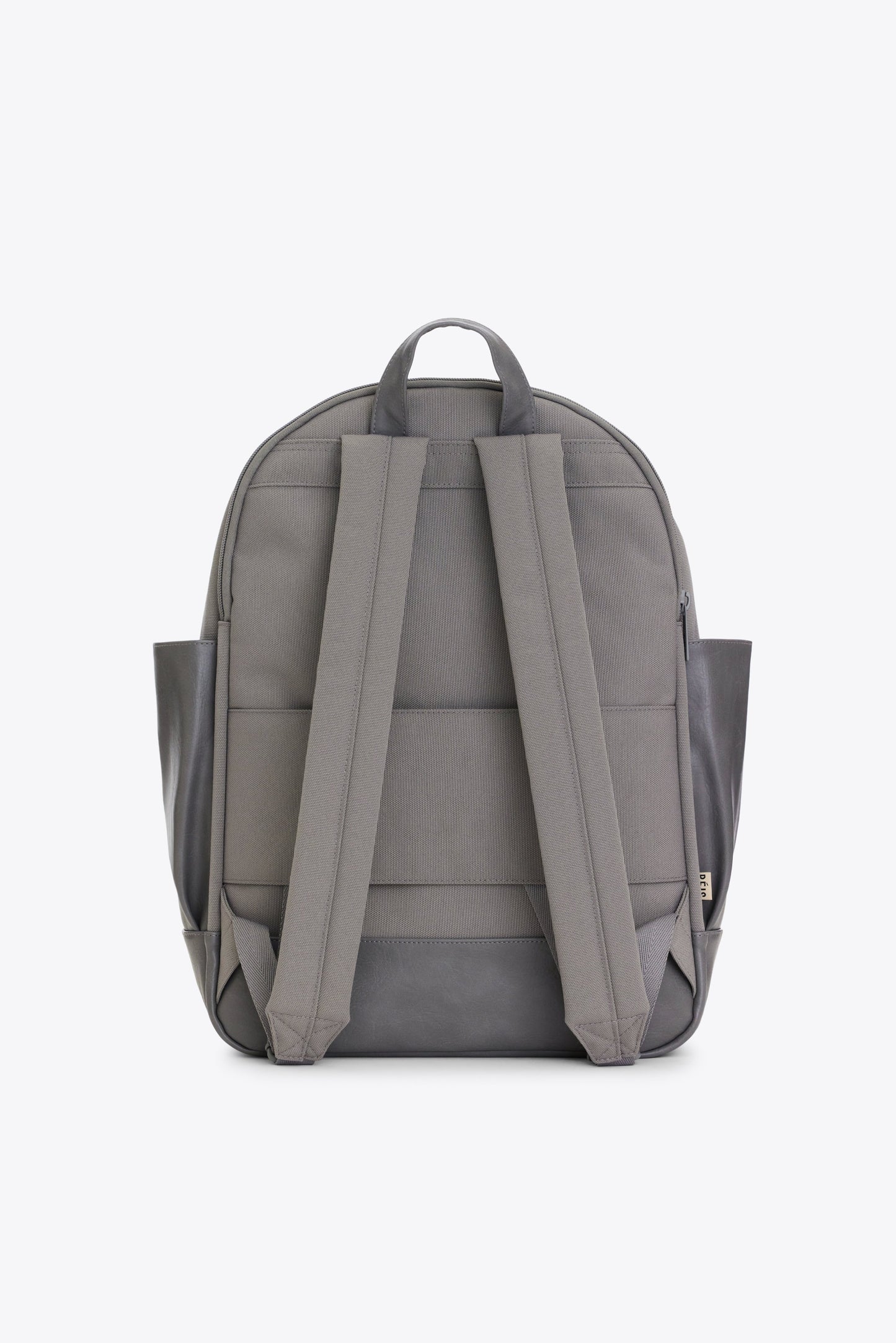 Le sac à dos en gris