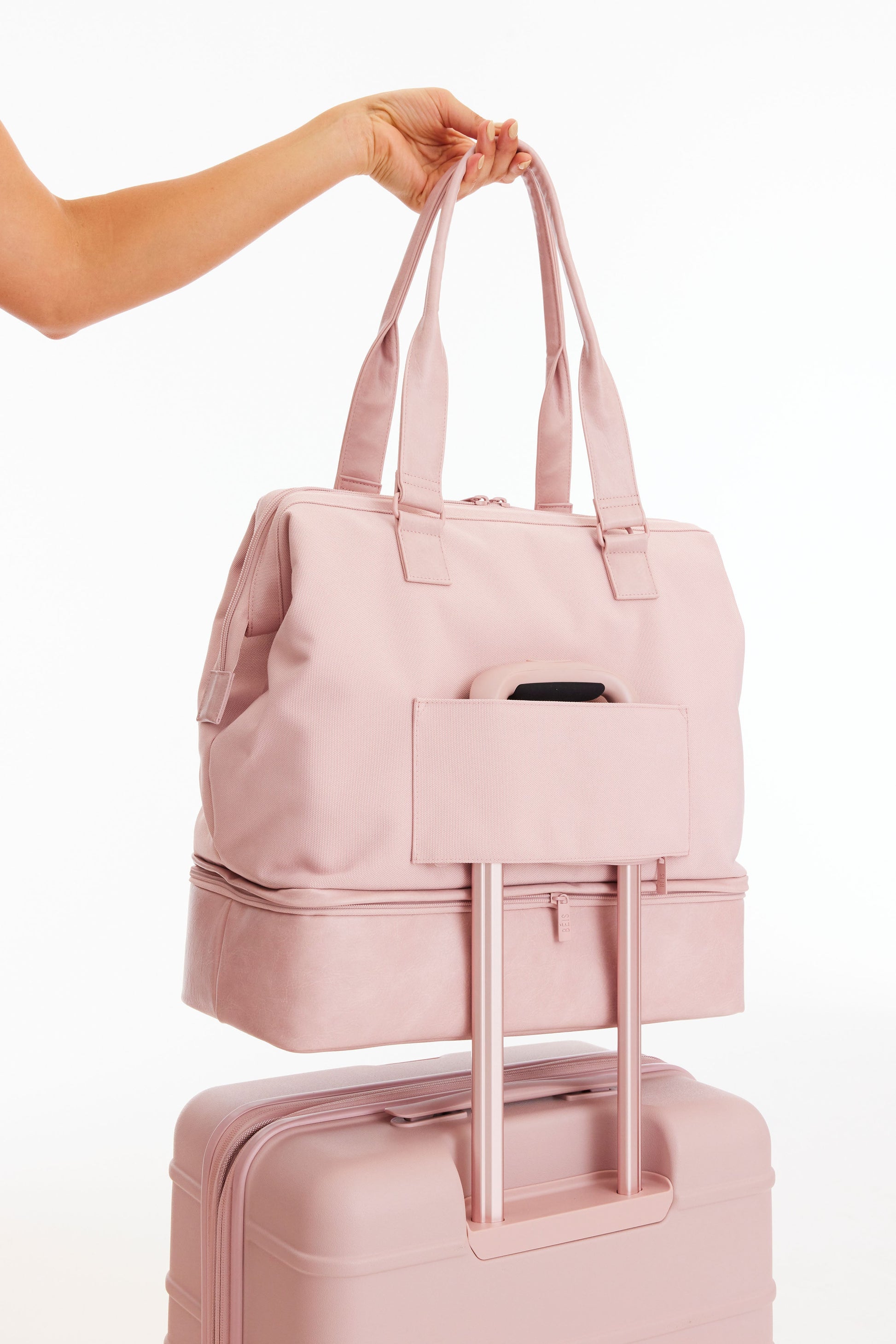 Béis 'The Weekender' in Atlas Pink - Weekender Travel Bag In Pink