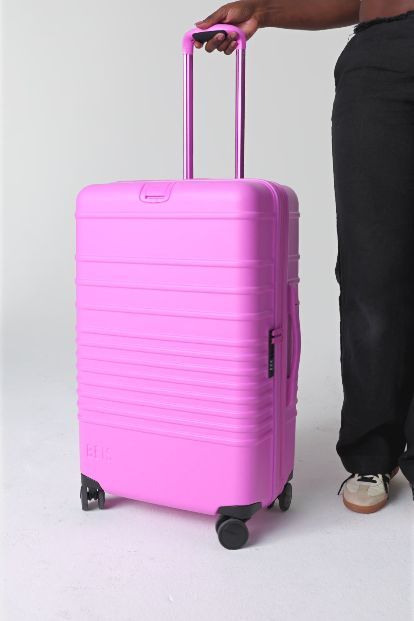 BÉIS 'The Medium Check-In Roller' in Berry - 26