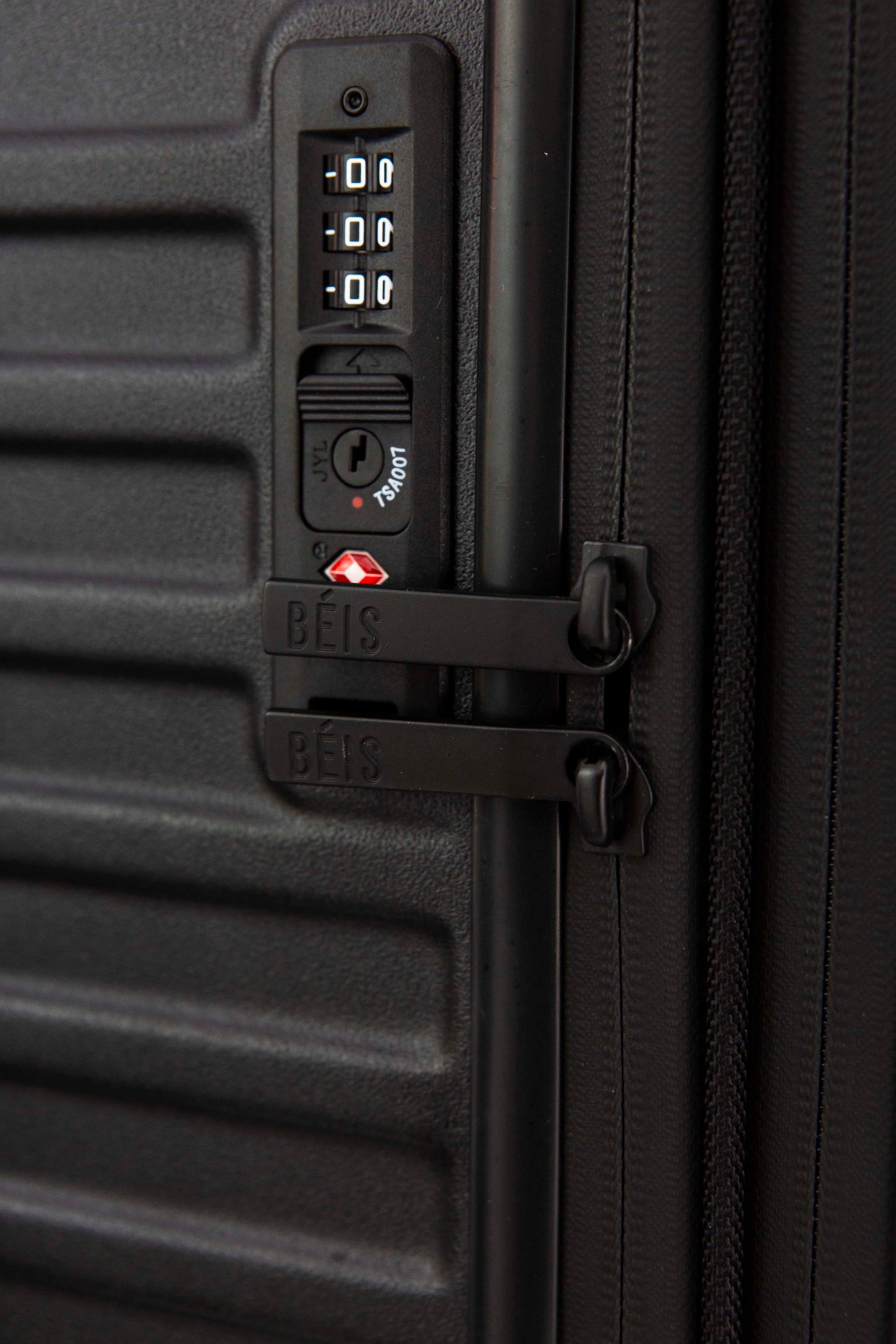 29" Large Check-In Roller Black Zipper Lock Detail