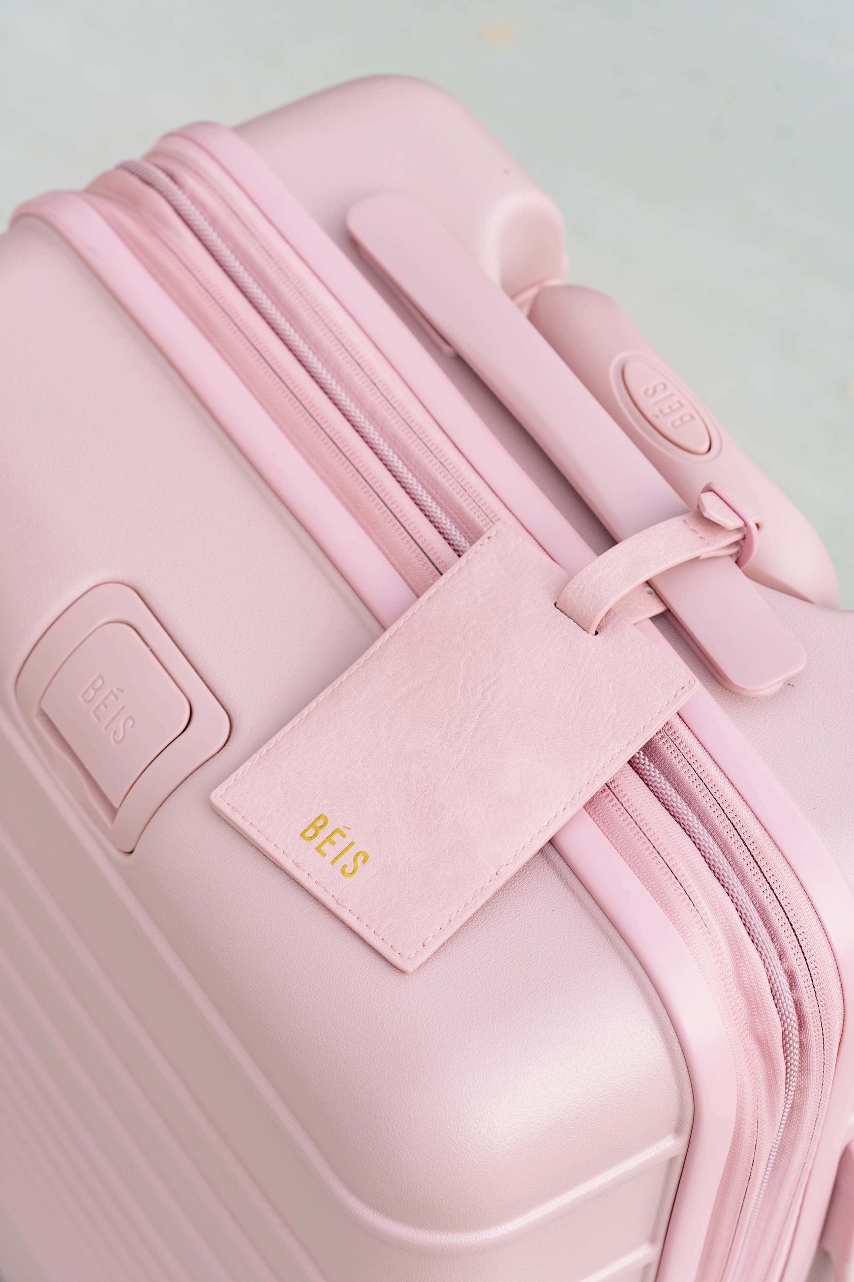 BÉIS 'The Passport & Luggage Tag Set' in Atlas Pink Pink Luggage Tags & Pink Passport Holder