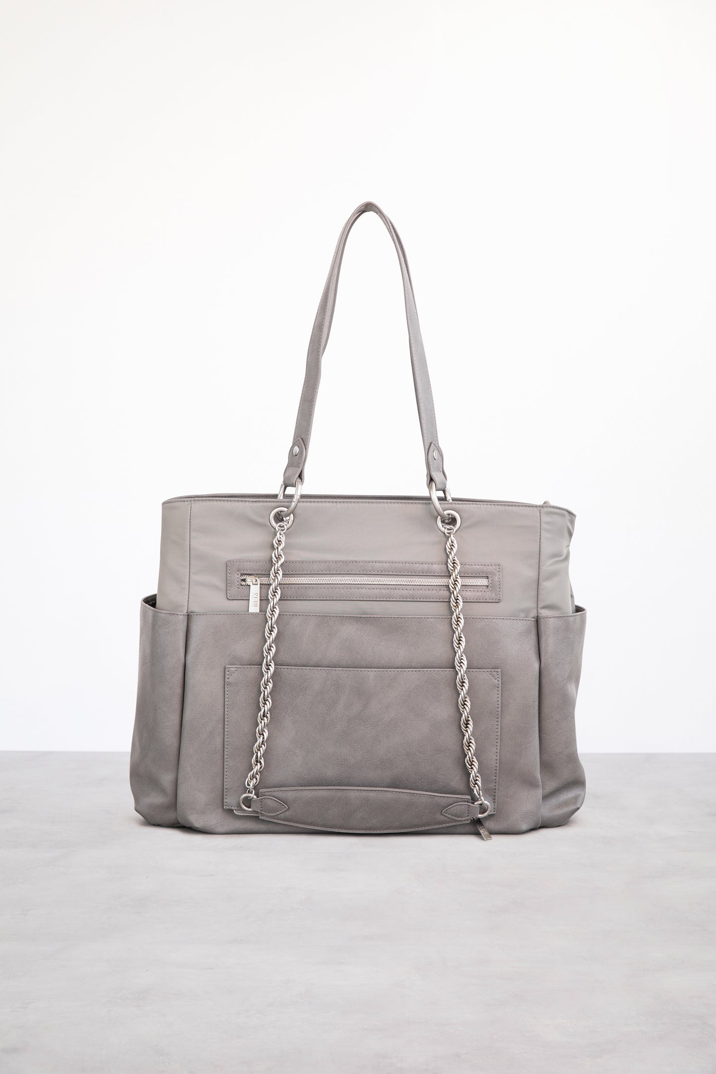 Le sac à langer en gris