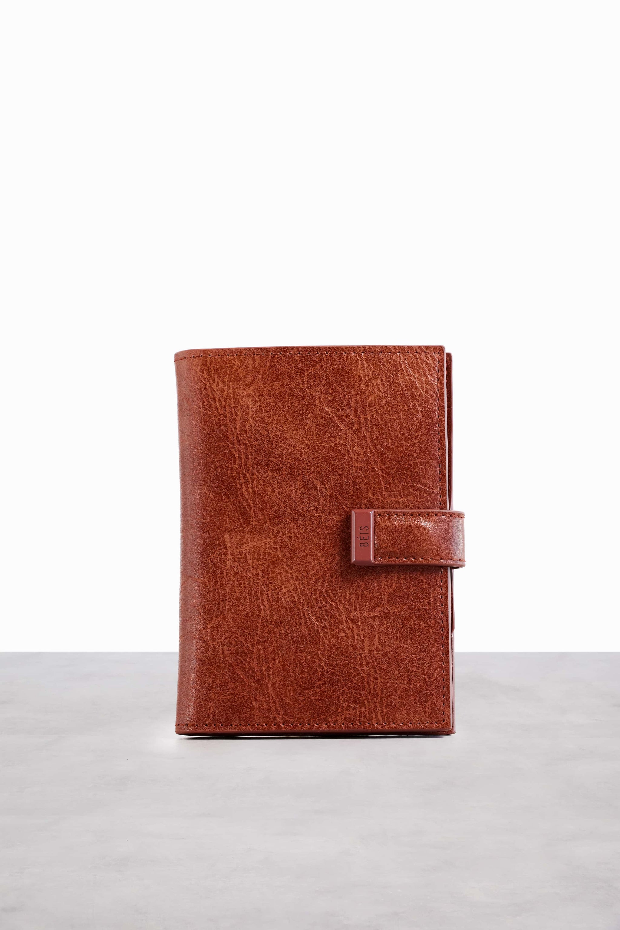 BÉIS 'The Passport Holder' in Maple Brown Luggage Tags & Brown