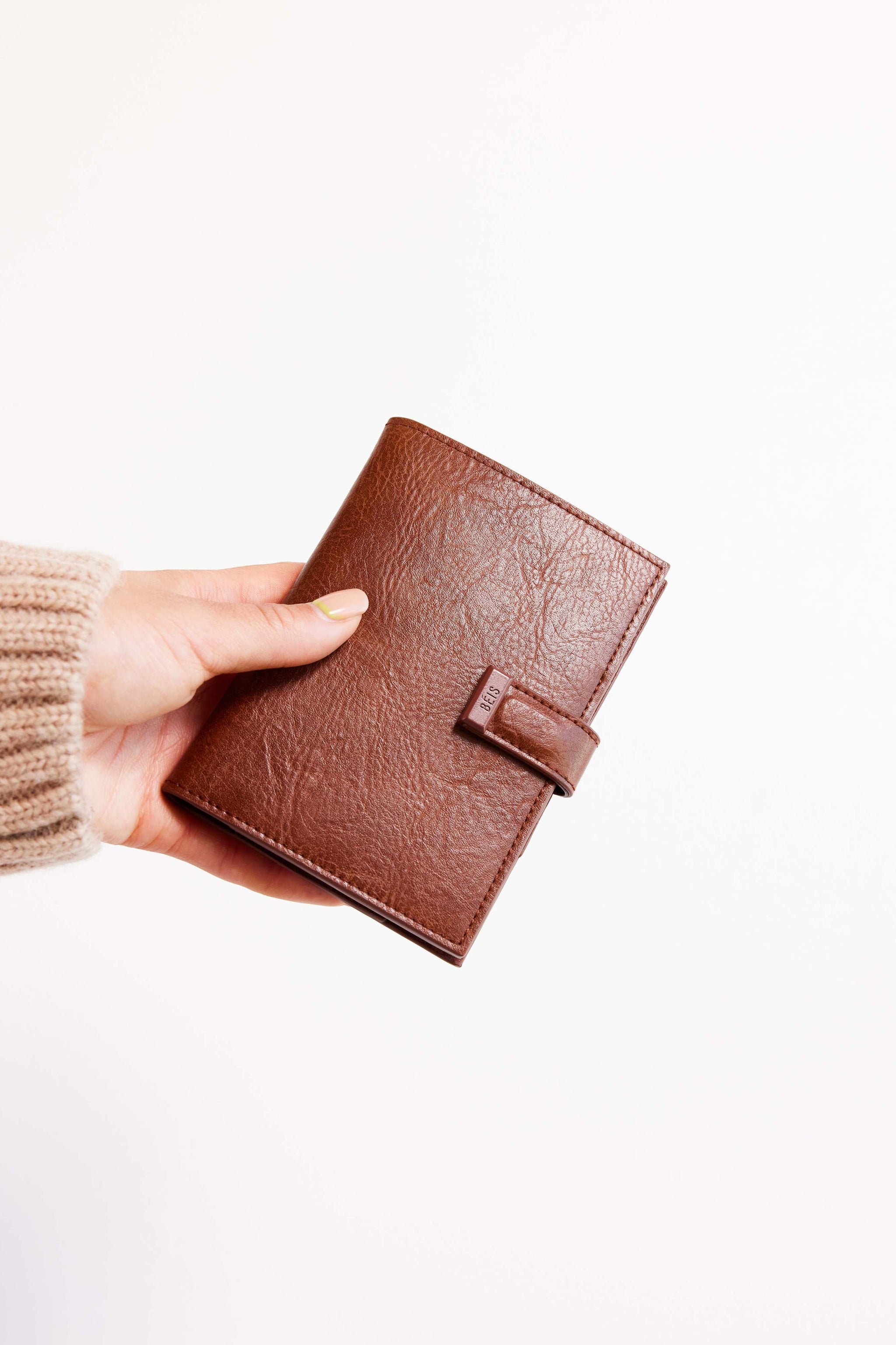BÉIS 'The Passport Holder' in Maple Brown Luggage Tags & Brown
