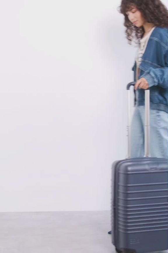 BÉIS 'The CarryOn Roller' in Navy 21" CarryOn Rolling Hand Luggage in Navy Blue BÉIS Travel CA